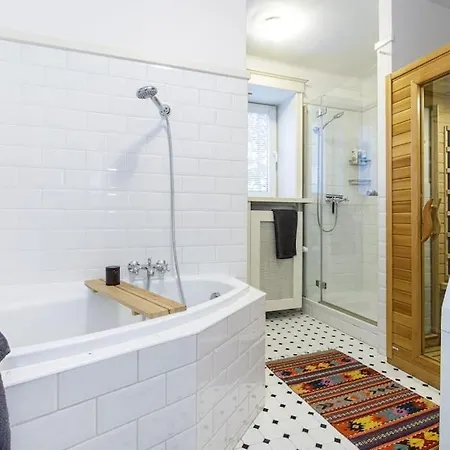 Cozy Urban Hideaway - With A Sauna!